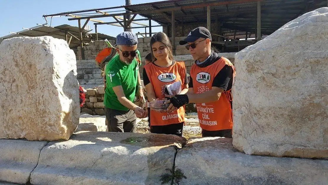 Kilometrelerce yoldan su taşıdılar