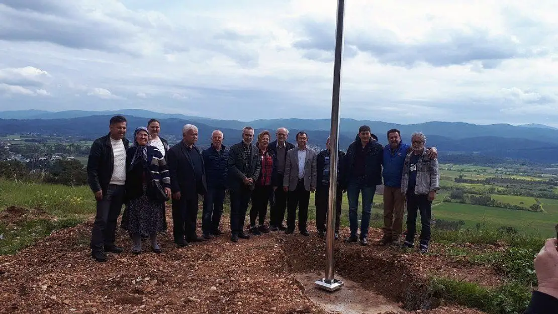 Sakin kent Akyaka'nın girişine dev Türk Bayrağı