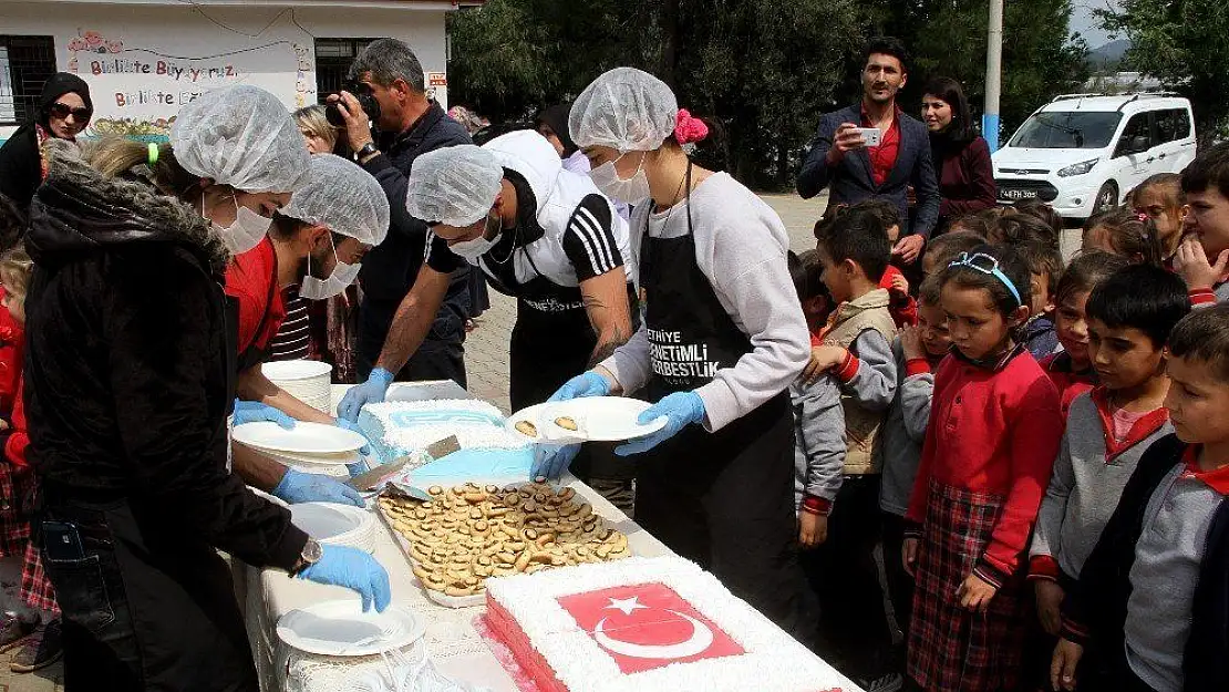 Hükümlülerden öğrencilere pasta ikramı