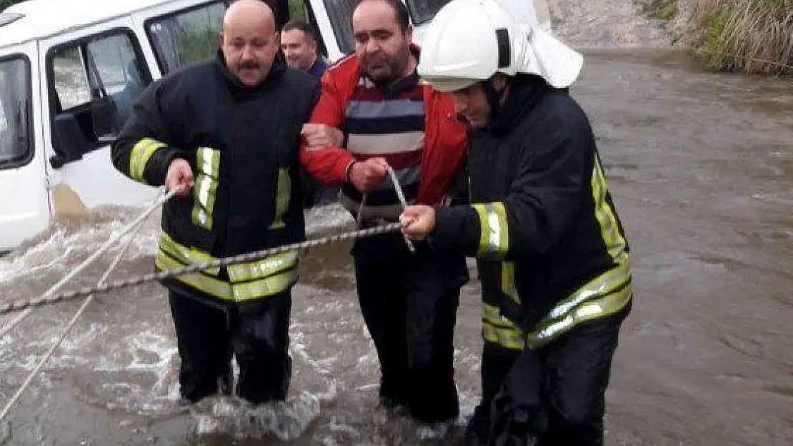 Su seviyesi yükselen çayda mahsur kalanları itfaiyesi kurtardı