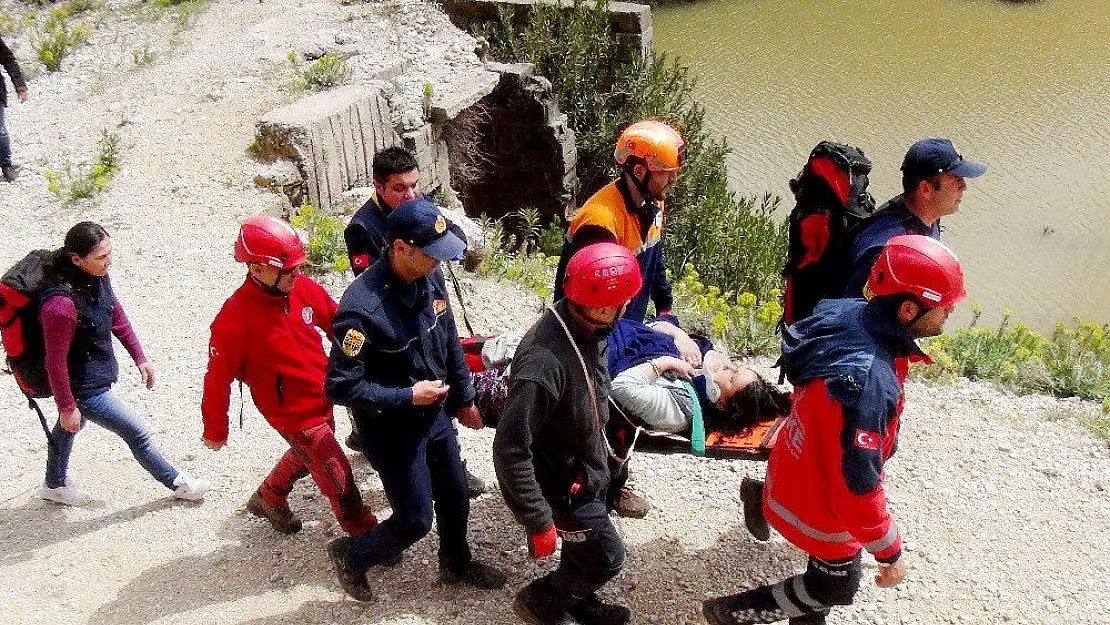 Uçuruma düşen kadın çobanı çalılar kurtardı