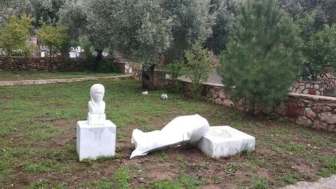 Tanrıça heykellerine saldıran sarhoş eski çalışan çıktı
