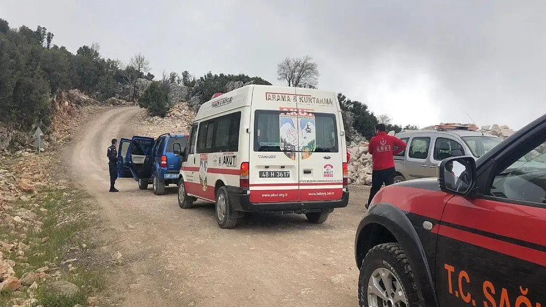 Kayalıklara düşen paraşüt pilotu ve yabancı yolcu öldü
