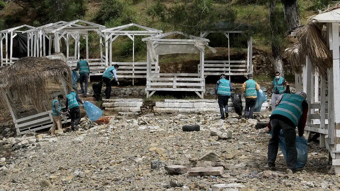 Fethiye'de hükümlüler çevre temizliği yaptı