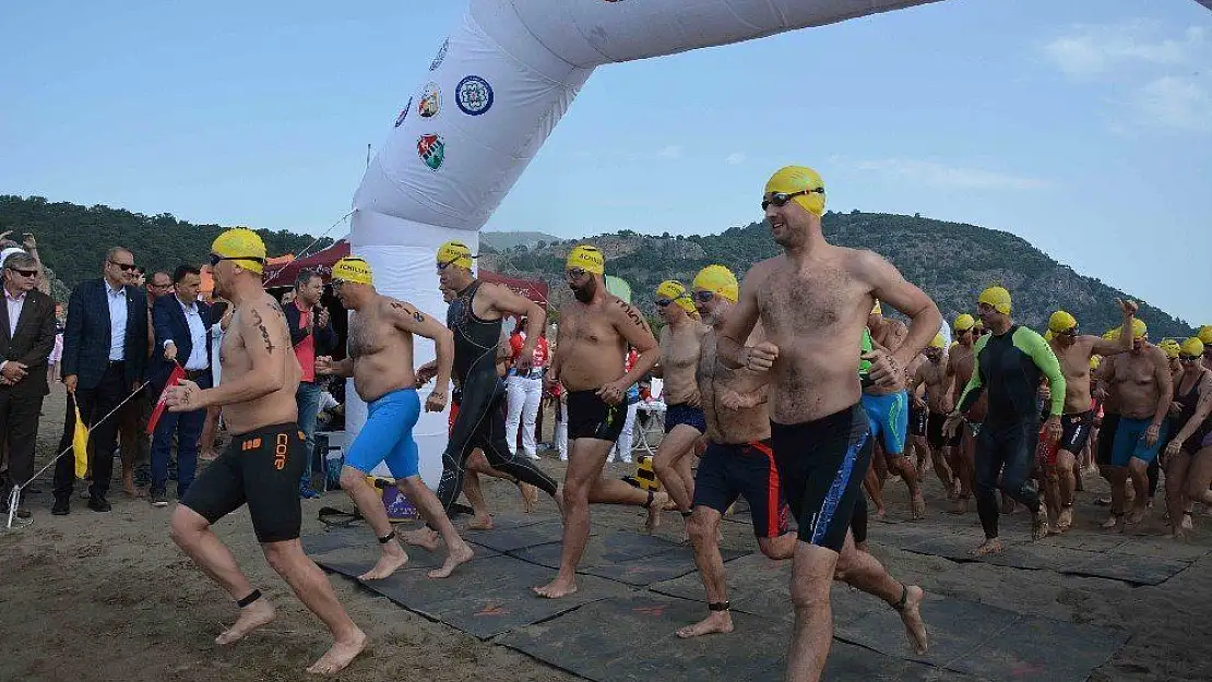 Dalyan'da sporcular carettalarla yüzdü