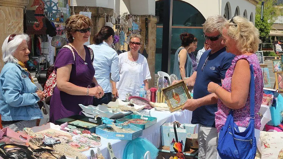 Kursiyerlerin yaptığı ürünlere turistler yoğun ilgi gösteriyor