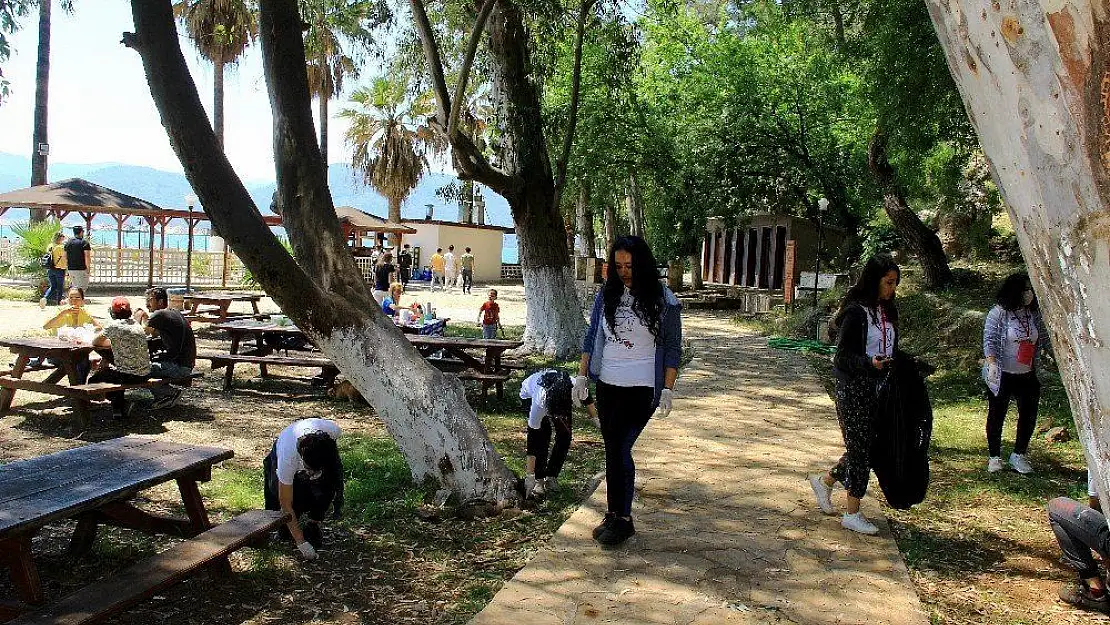 Toplum gönüllüleri sahili temizledi