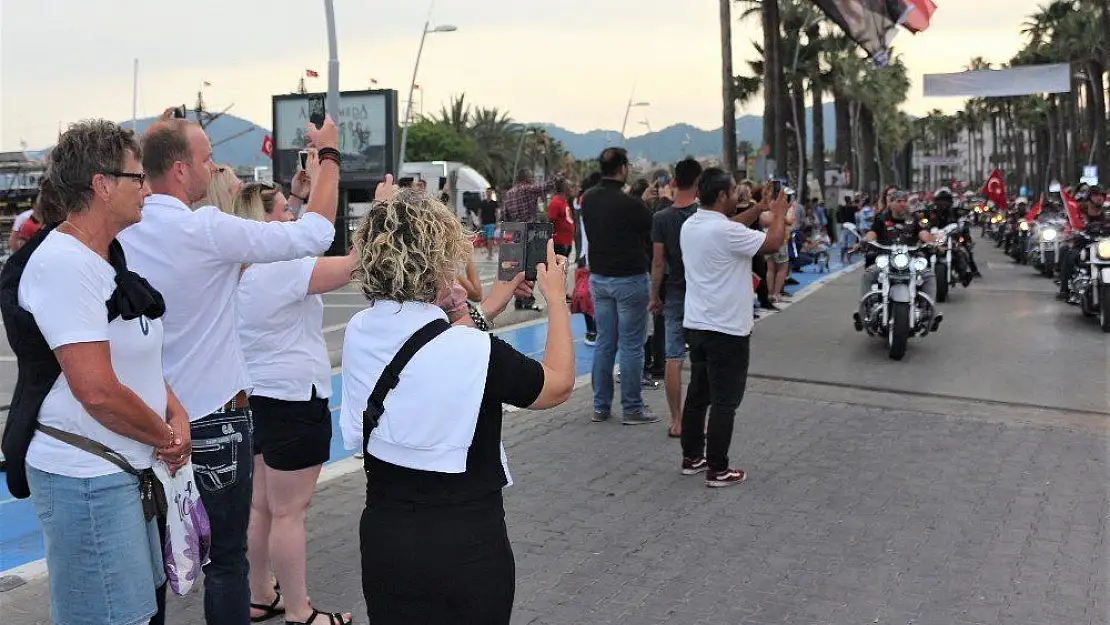 Marmaris'te yabancı turistler 'Fener Alayı'nı' fotoğraflamak için yarıştılar