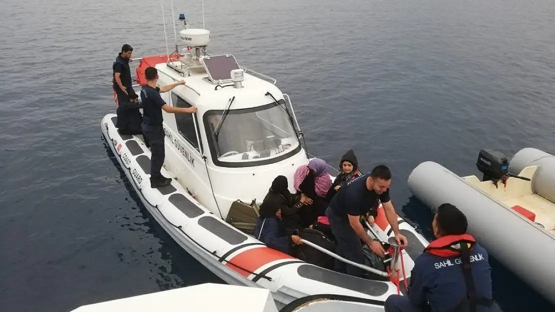 Lastik botla ölüm yolculuğuna çıkan 28 kaçak göçmen gece görüş kamerasıyla görüntülendi