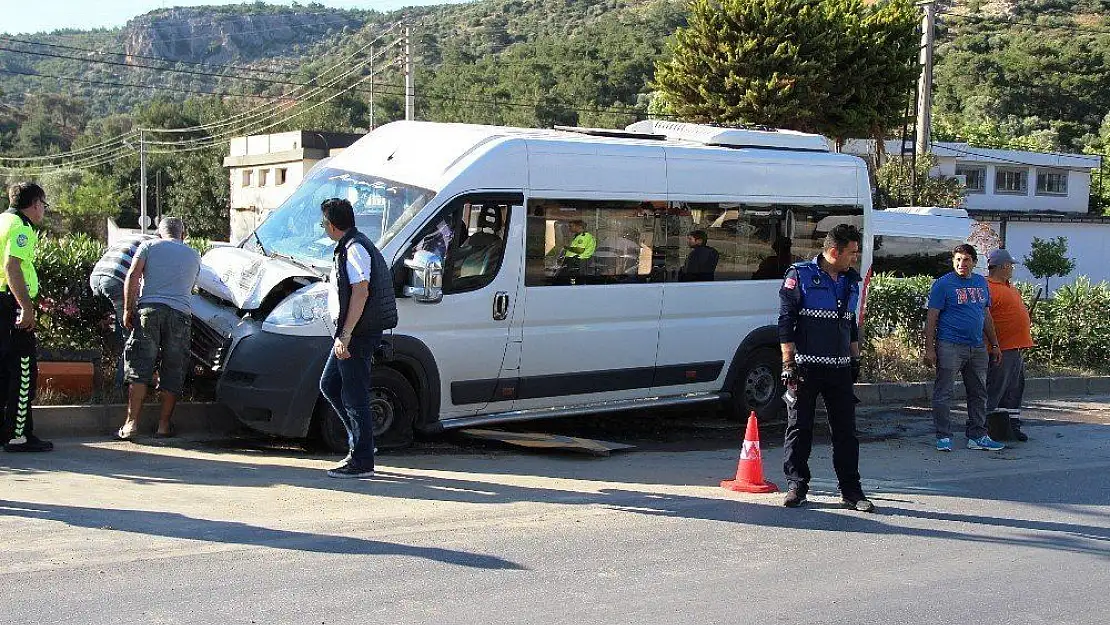 Öğrenci servisi direğe çarptı: 7 yaralı