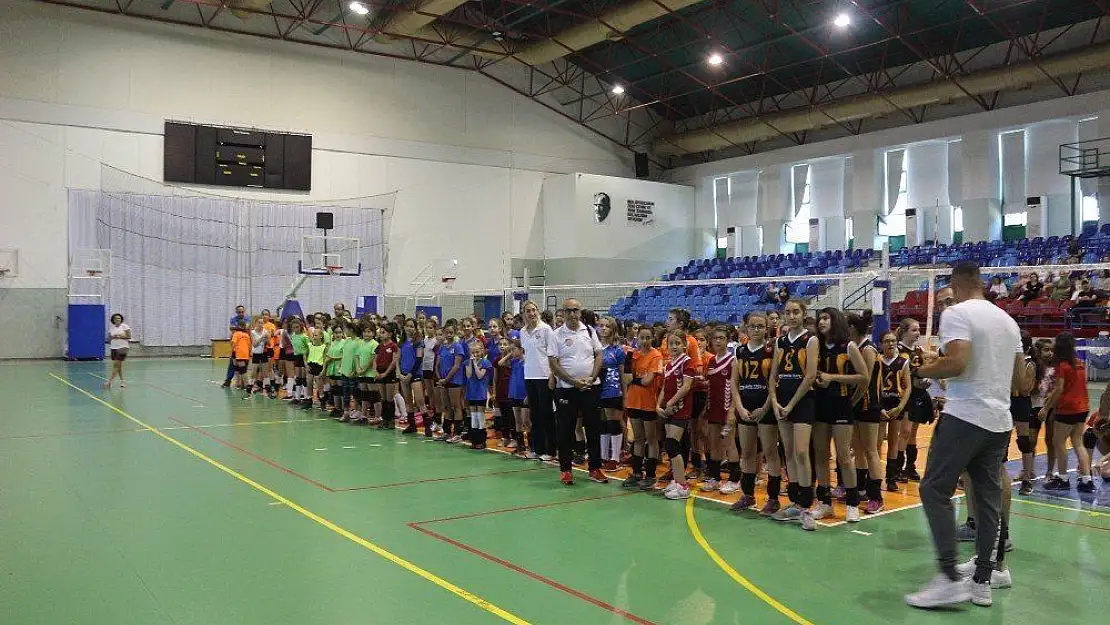 Marmaris'te 'Mini Voleybol Şenliği' yapıldı