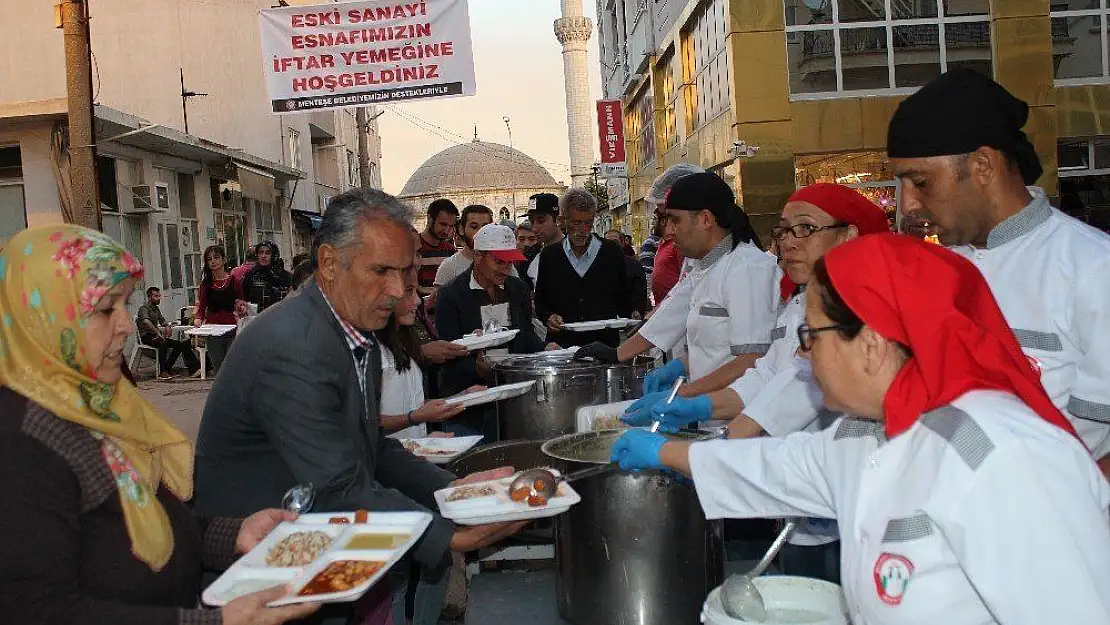 Eski sanayi esnafından 2 bin 500 kişilik iftar yemeği