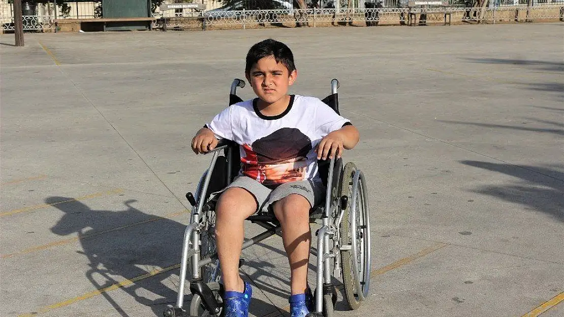 Duchenne kas hastası Ayaz Can: 'Tedavi merkezi istiyoruz'