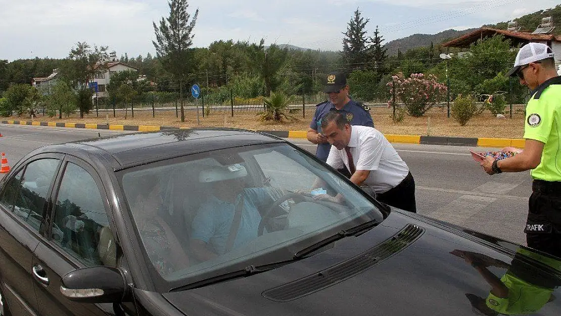 Polis Ve Jandarmadan 'Çocuklara karne , Velilere Şeker'