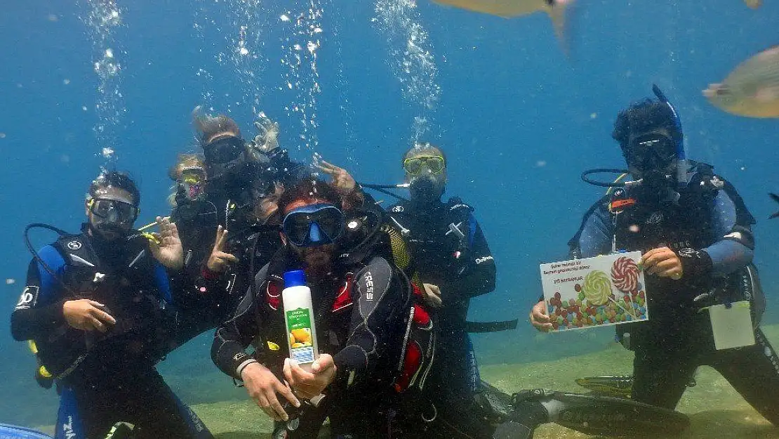 Fethiye'de dalgıçlar deniz dibinde bayramlaştı