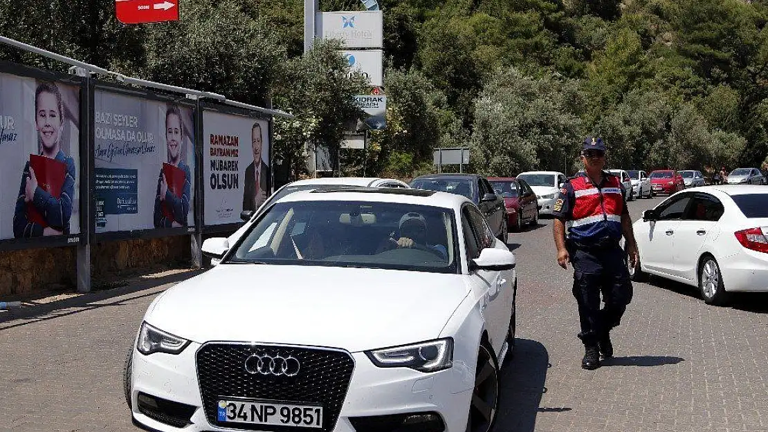 Ölüdeniz'e binlerce araç geldi, yol trafiğe kapandı