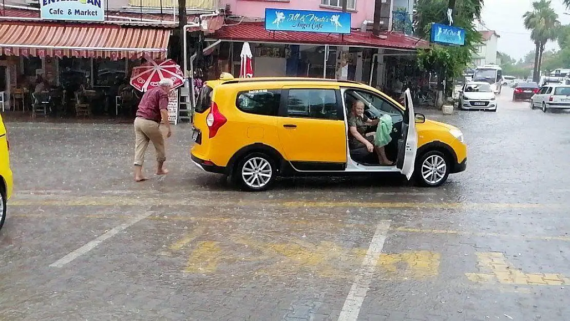 Turistler yalın ayak yağmurdan kaçtı