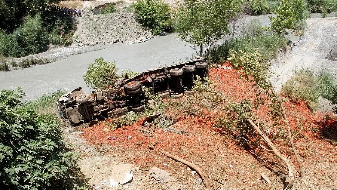 Domates yüklü tır köprüden uçtu: 1 ölü