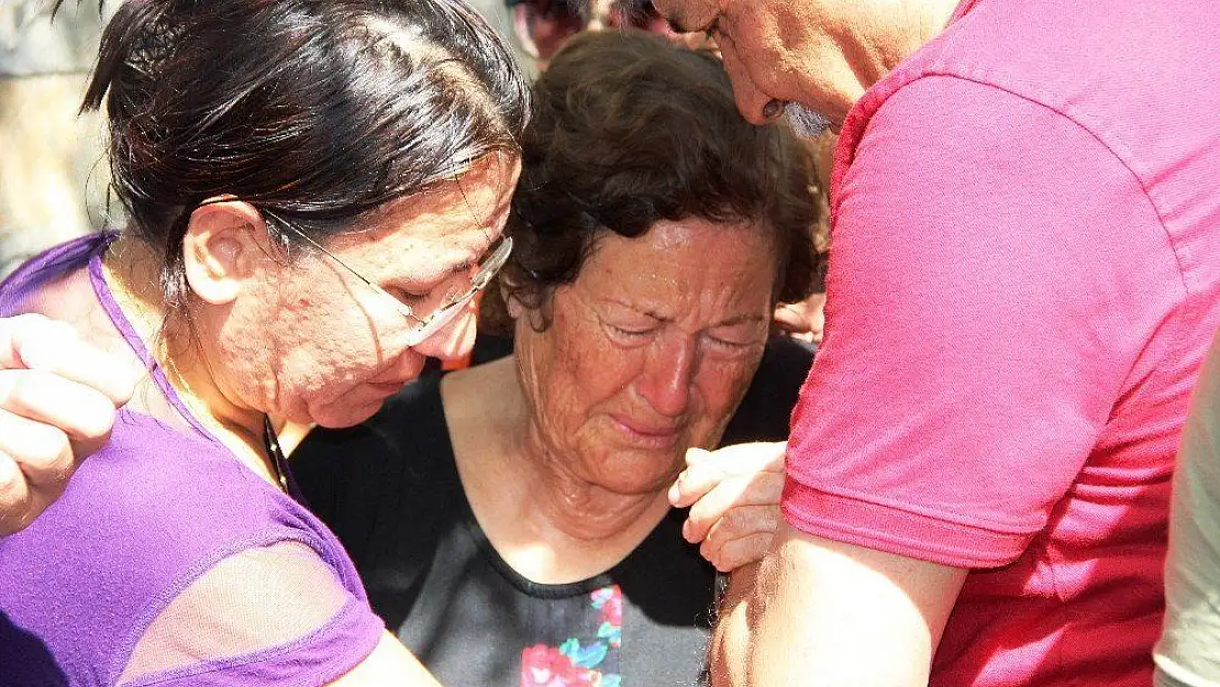 Hastaneden çıkıp ölen eşine son kez dokundu