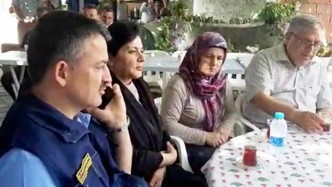 Bakan Pakdemirli'den şehit üsteğmenin ailesine taziye ziyareti