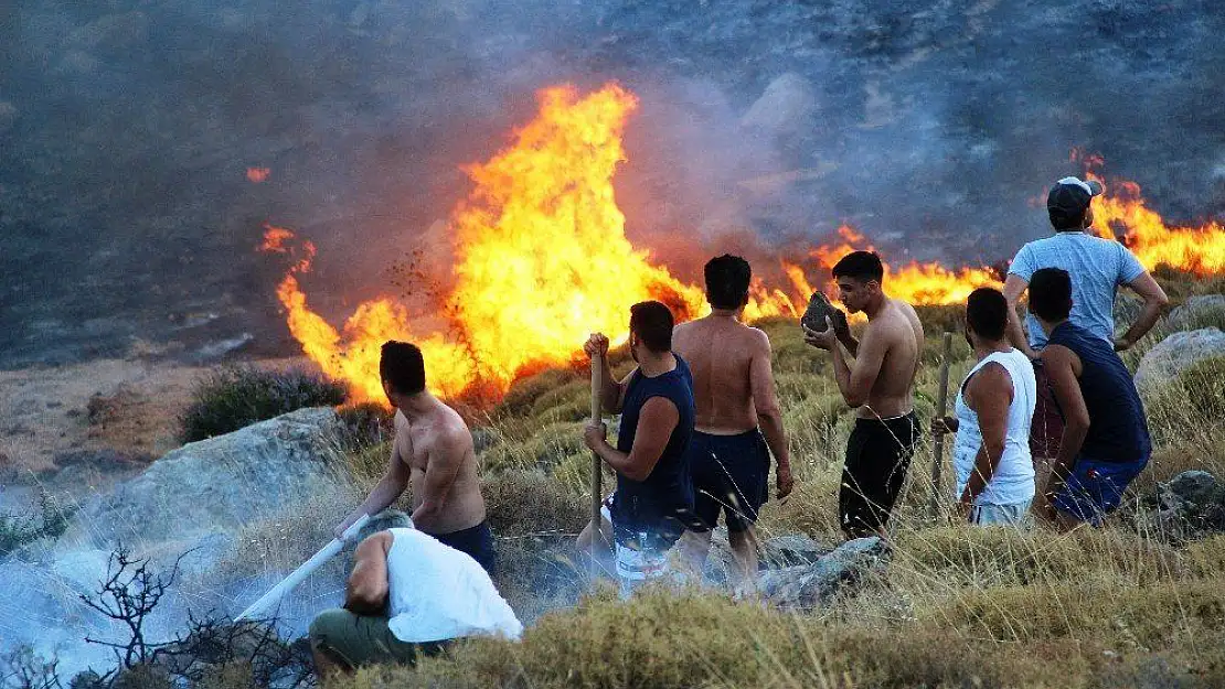 Alevler tatil sitelerine yaklaştı tatilciler taşlarla yangını söndürmeye çalıştı