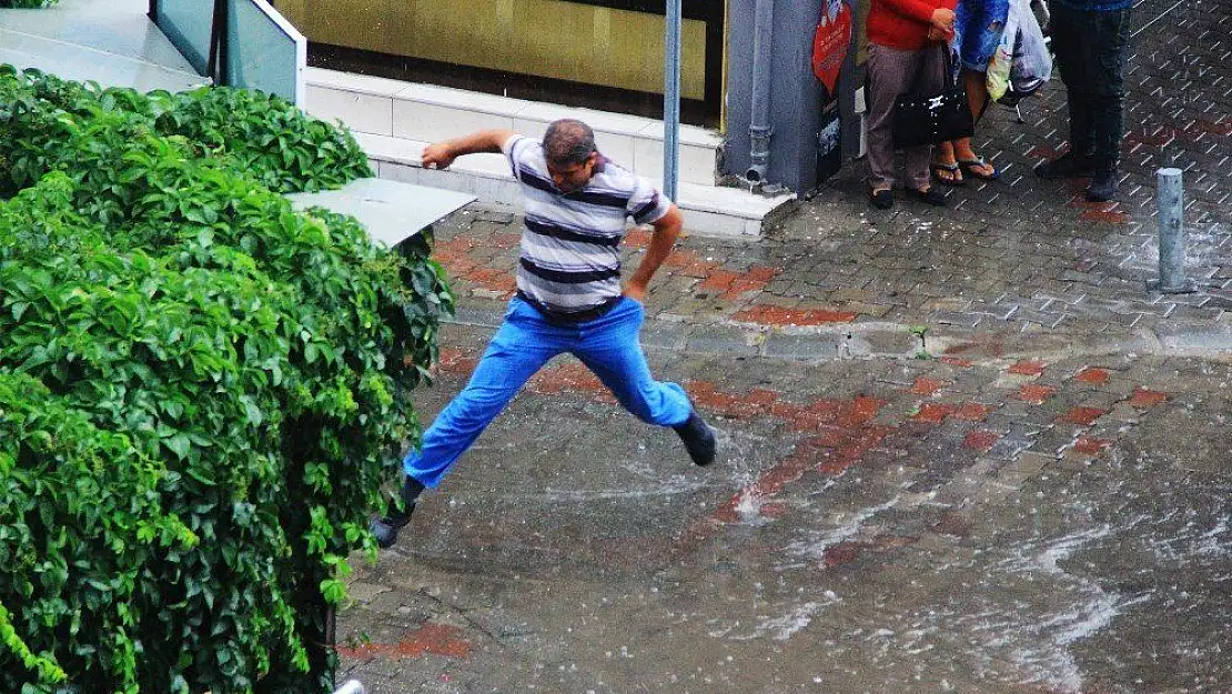 Muğlalılar yaz yağmuruna hazırlıksız yakalandı