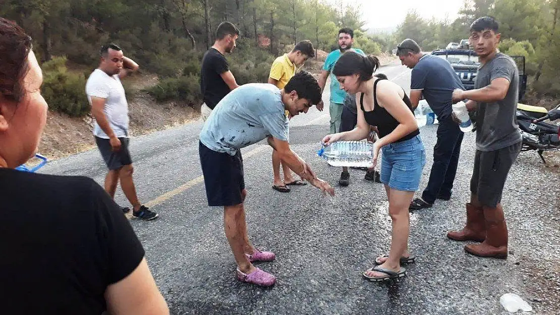 Orman yangınını söndürmek için köylüler seferber oldu