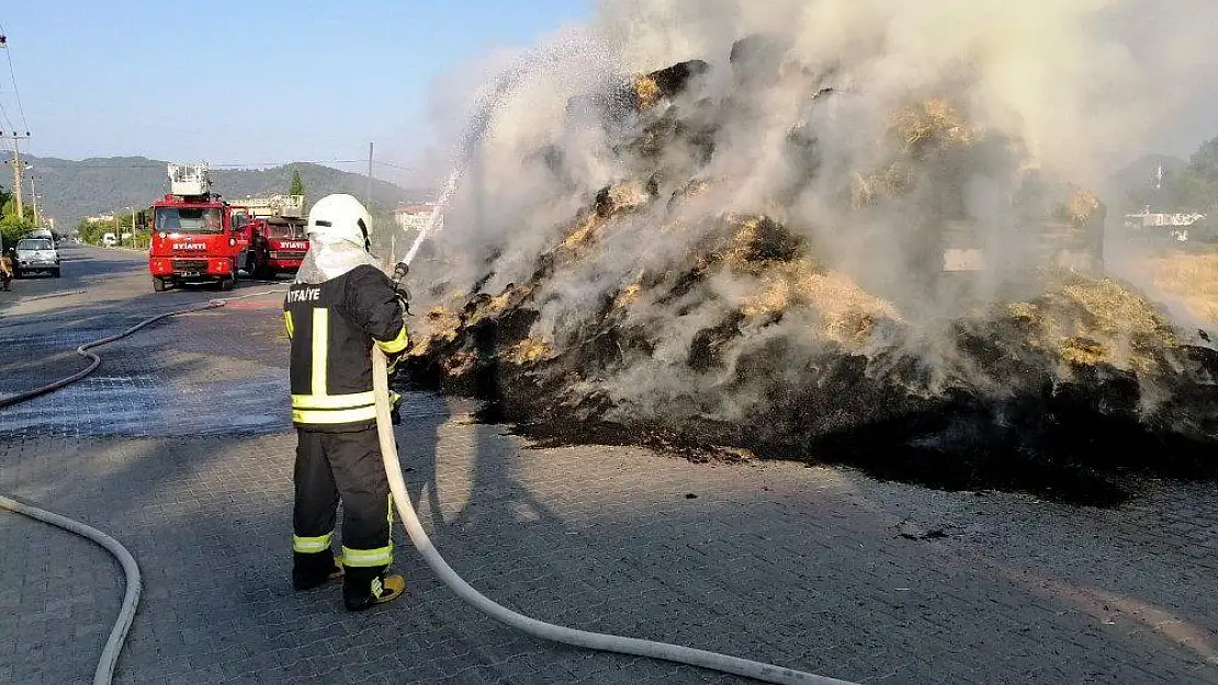 775 adet saman balyası yandı