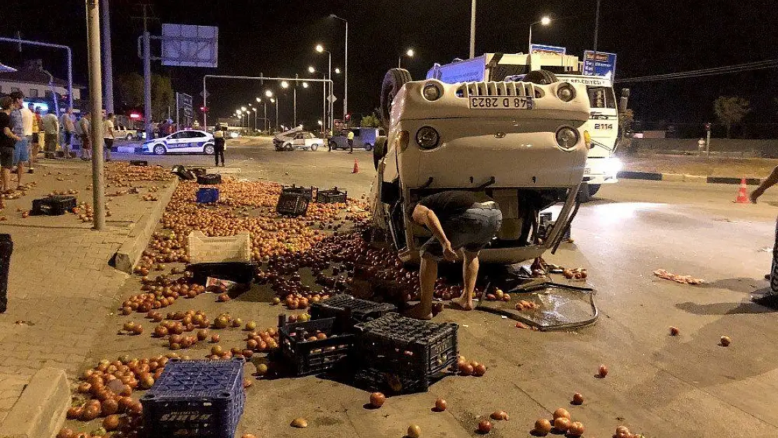 Fethiye'de kamyonet otomobil çarpıştı: 4 yaralı