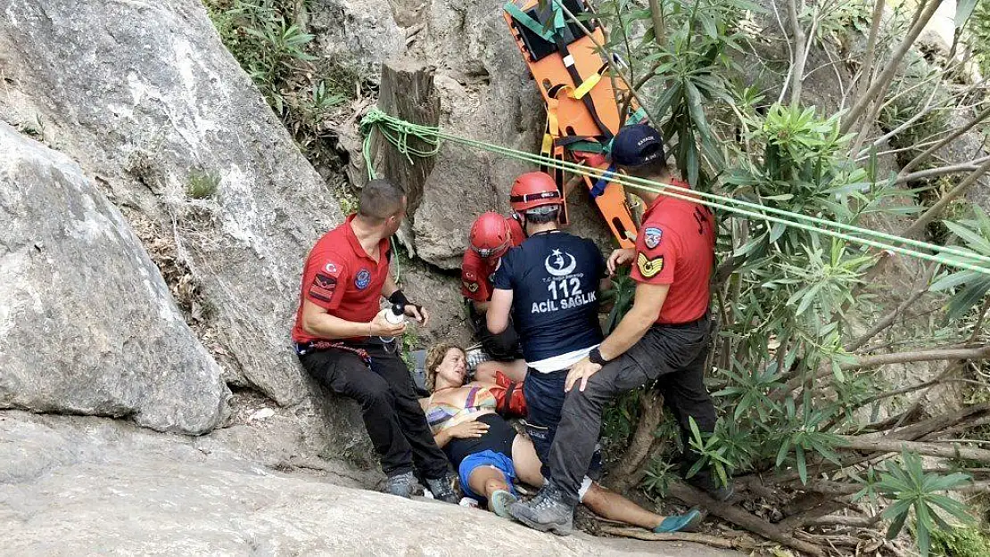 Kabak Koyunda kayalıklardan düşen kişiyi JAK kurtardı