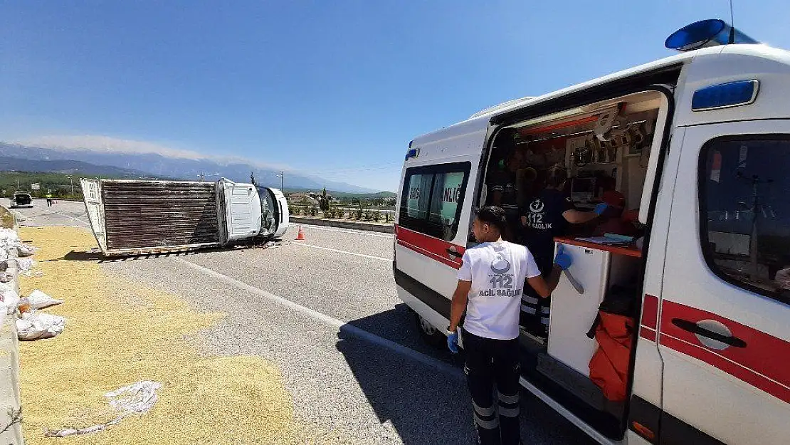 Lastiği patlayan kamyonet devrildi 3  Yaralı