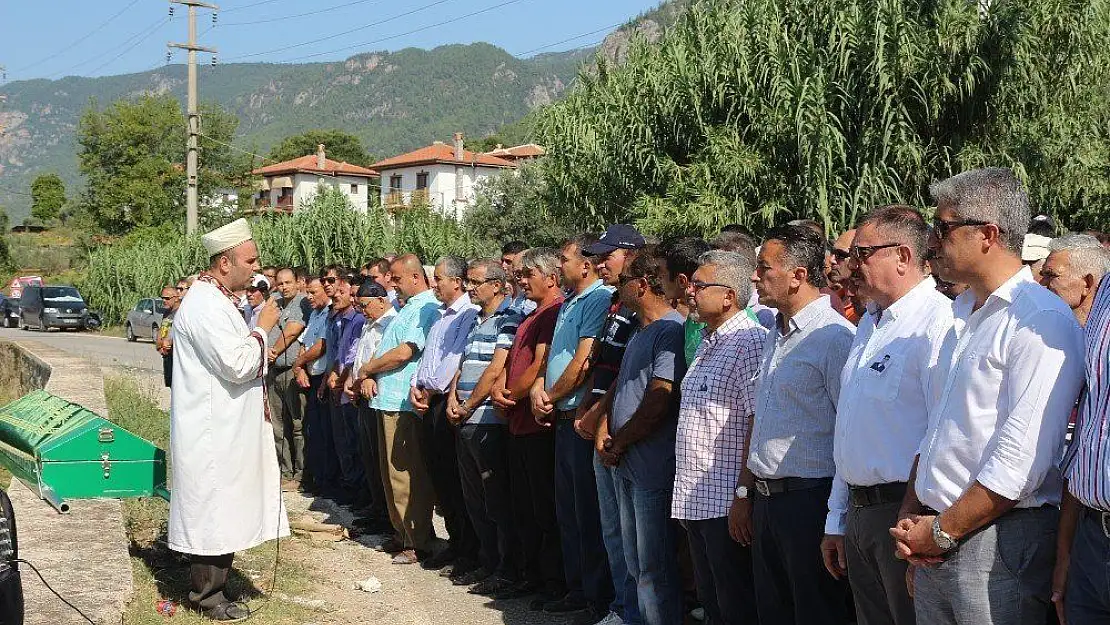 Belediye çalışanını son yolculuğuna binlerce kişi uğurladı