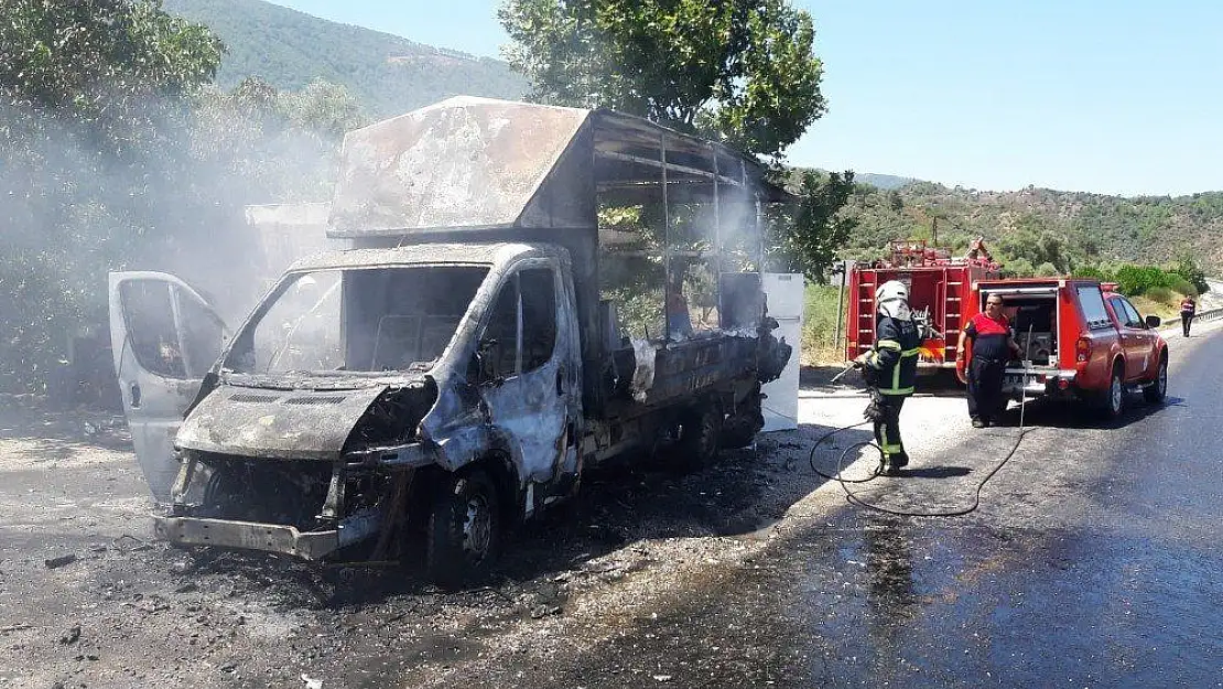 Araç ve çeyiz eşyaları cayır cayır yandı