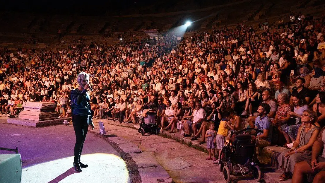 Manuş Baba'dan tarihi antik tiyatroda konser
