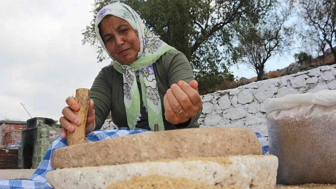 150 yıllık taş değirmenden bulgur yapıyor