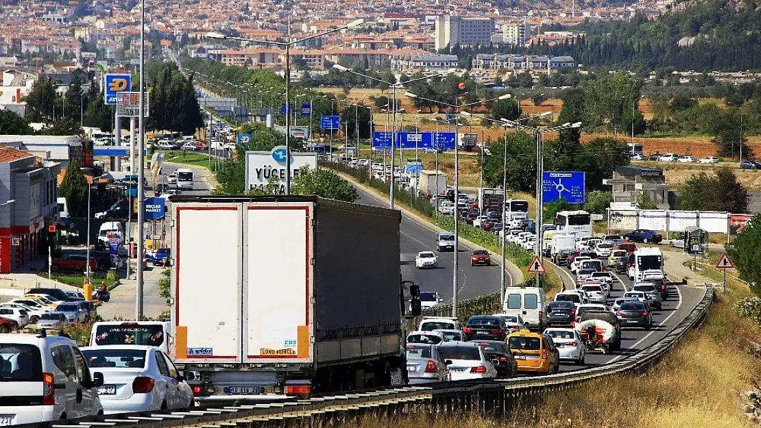 Uzatma tatilciler trafiği kilitledi