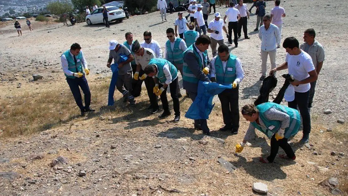 Bodrum'da 30 dakika da 1 ton çöp toplandı