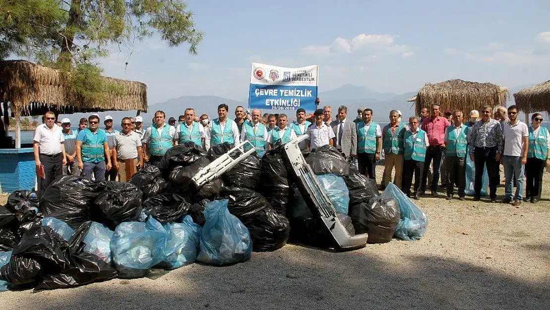 Fethiye'de hükümlüler çevre temizliği yaptı