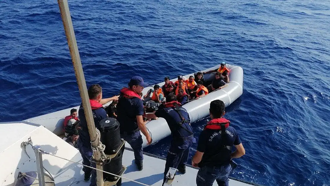 Lastik botla kaçmaya çalışan göçmenler yakalandı