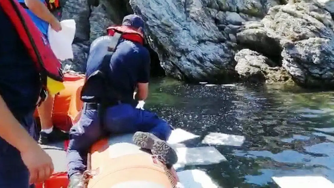 Yanarak batan tekne denizde kirliliğe neden oldu