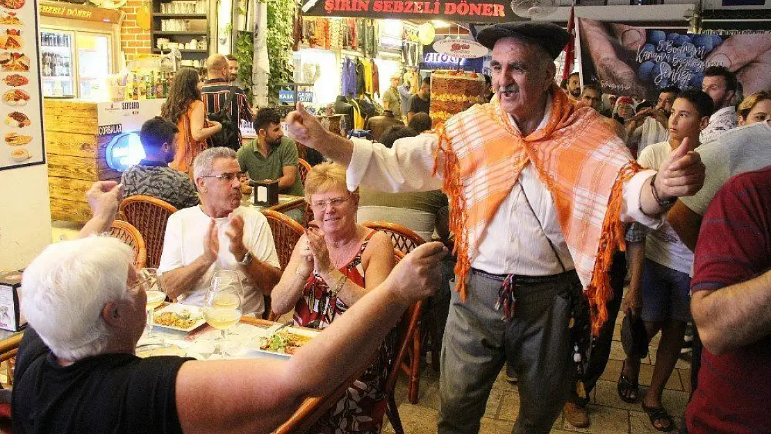 Yerli turistler oynadı, yabancı turistler fotoğraf çekti