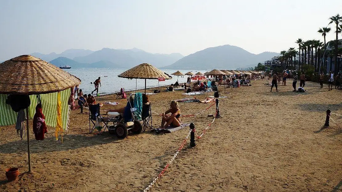 Rus turist güpegündüz plajda define aradı