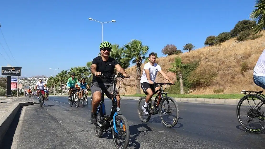 Bodrum Belediye Başkanı bisiklete binerek tarihi yerlerde çöp topladı