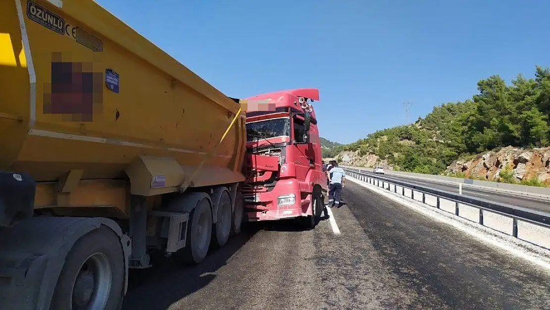 Maden yüklü tırlar çarpıştı