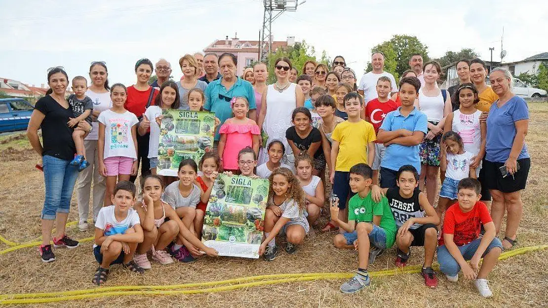 Marmaris'te minikler sığla fidanlarını toprakla buluşturdu