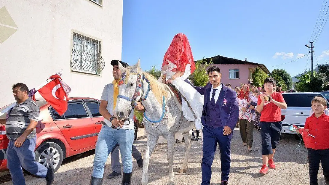 Gelin arabasına değil ata bindiler