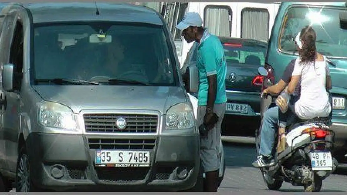 BAŞBAKANIN AYRILIŞI SIRASINDA YOLDA KAVGA YAŞANDI (görüntülü)