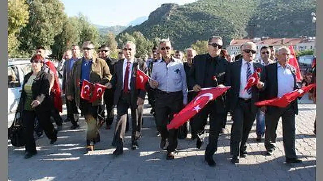 FETHİYE'DEKİ TERÖRE TEPKİ EYLEMİNDE İNGİLİZLERDE YÜRÜDÜ