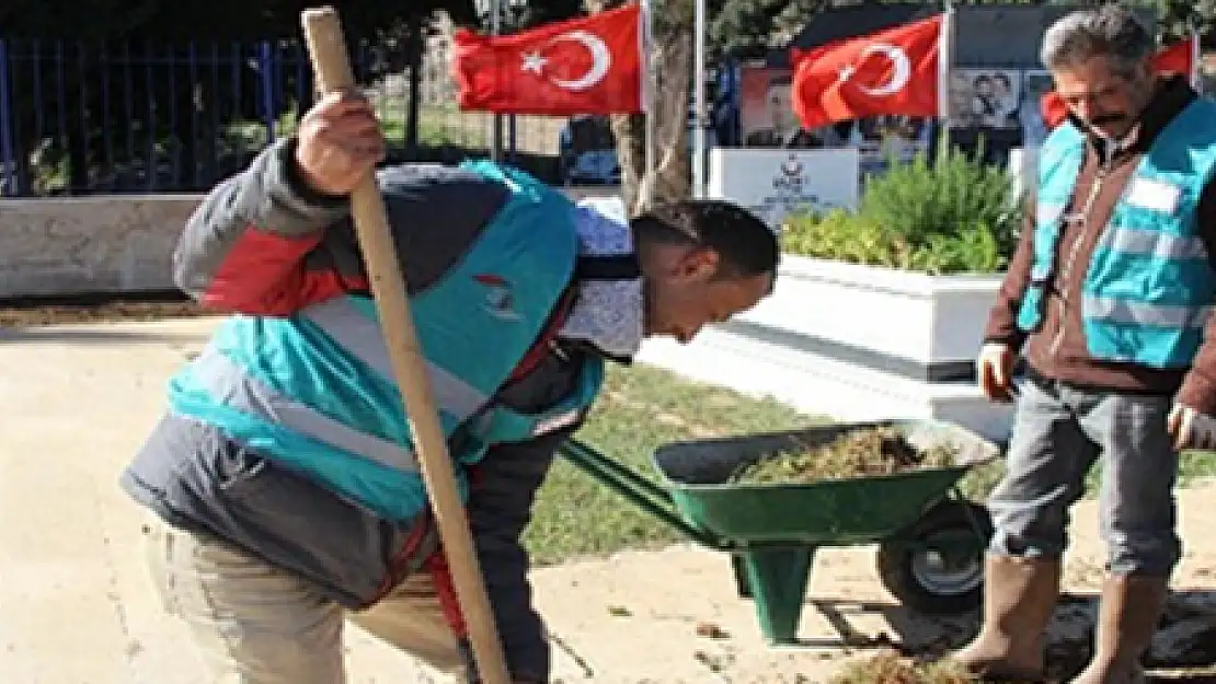 Hükümlüler şehitlikte çevre düzenlemesi yaptı