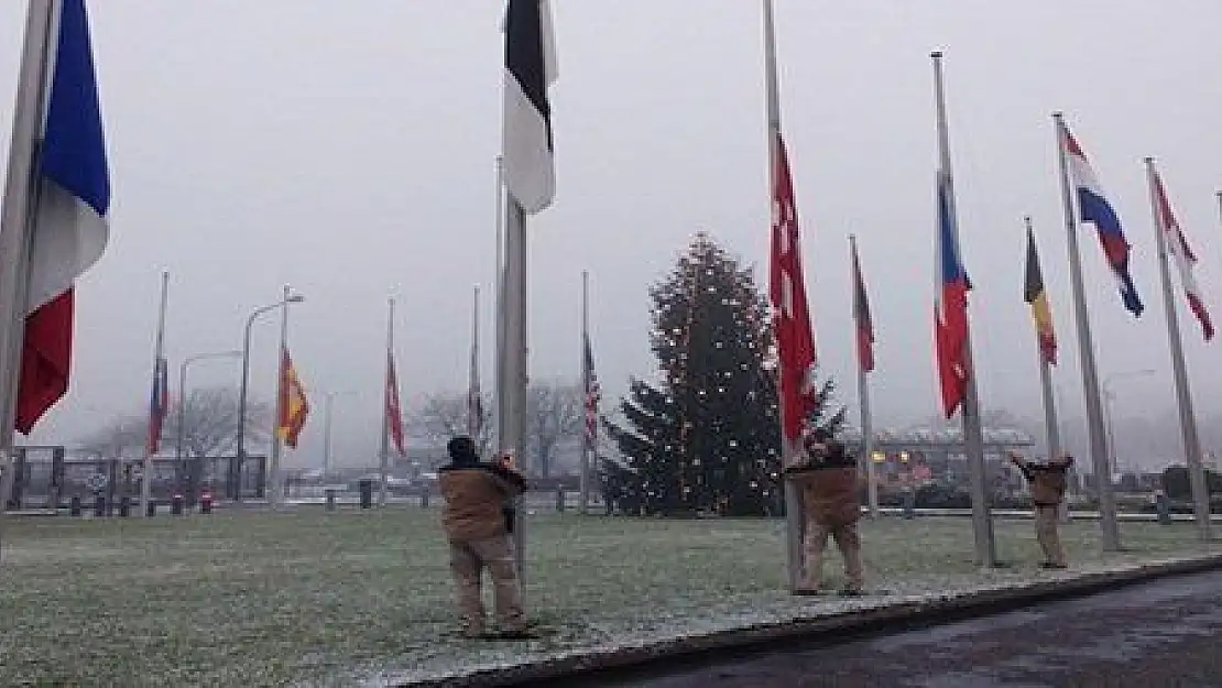 NATO, TÜRKİYE İÇİN BAYRAKLARI YARIYA İNDİRDİ…